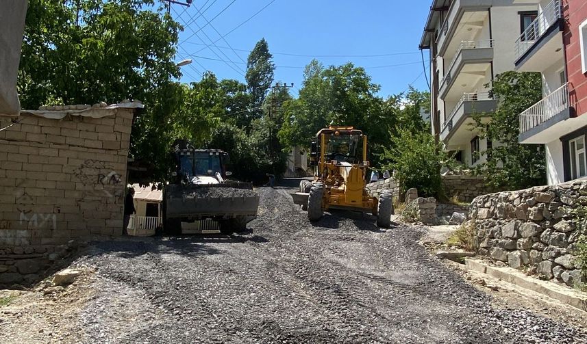 Hakkari Belediyesi Kent Genelinde Yol Yenileme Çalışmalarını Sürdürüyor