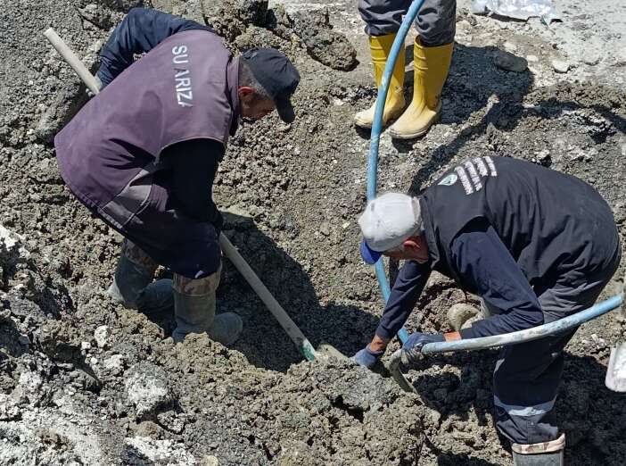 Hakkari Belediyesi Ekipleri Sıcak Havalara Rağmen Sahadaki Mesaisini Sürdürüyor