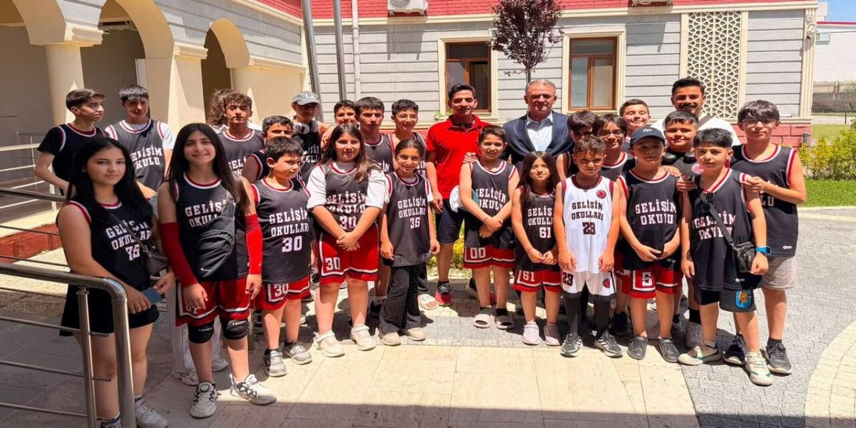 AK Parti Hakkari İl Başkanı Zeydin Kaya'dan Başarılı Sporculara Van Gezisi Ödülü