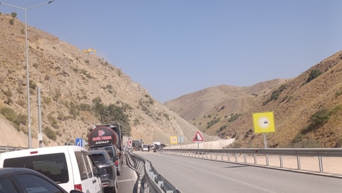 Hakkari-Yüksekova Karayolunda Kaya Düşmesi: Yol Ulaşıma Kapandı