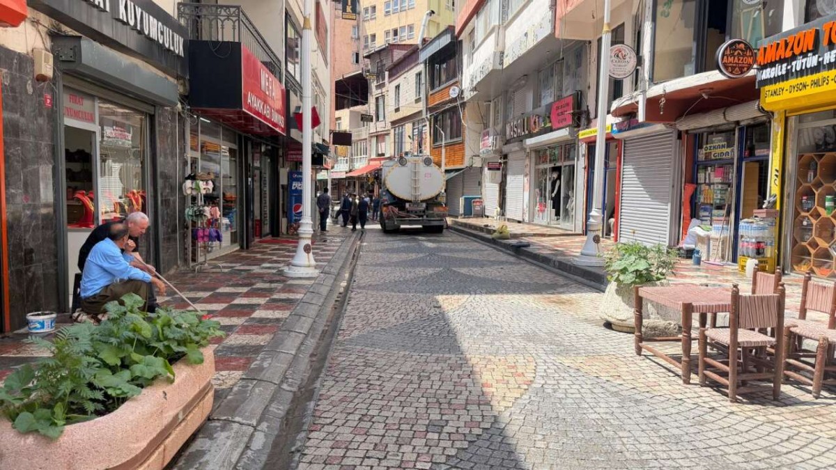 Hakkari’de hafta sonu temizlik seferberliği: Cadde ve sokaklar tazyikli suyla yıkandı
