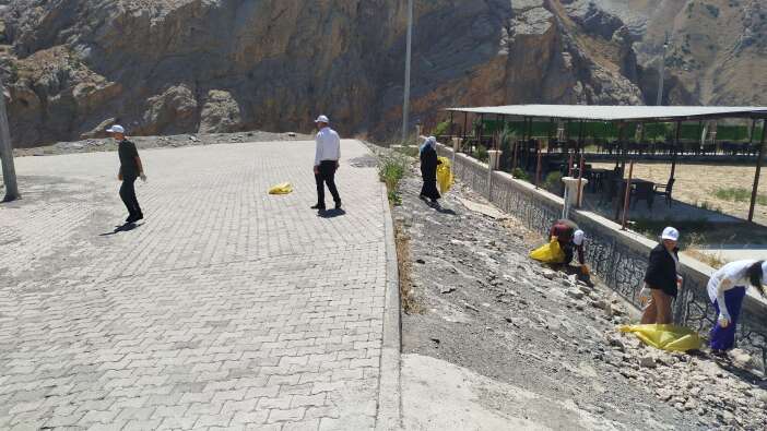 Hakkari-Van Karayolunda Çevre Temizliği: Yol Kenarları ve Mesire Alanları Çöplerden Arındırıldı