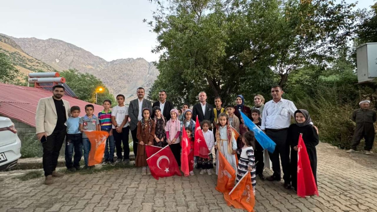 AK Parti heyetinden Şemdinli çıkarması: Gün boyu vatandaşlarla buluştular