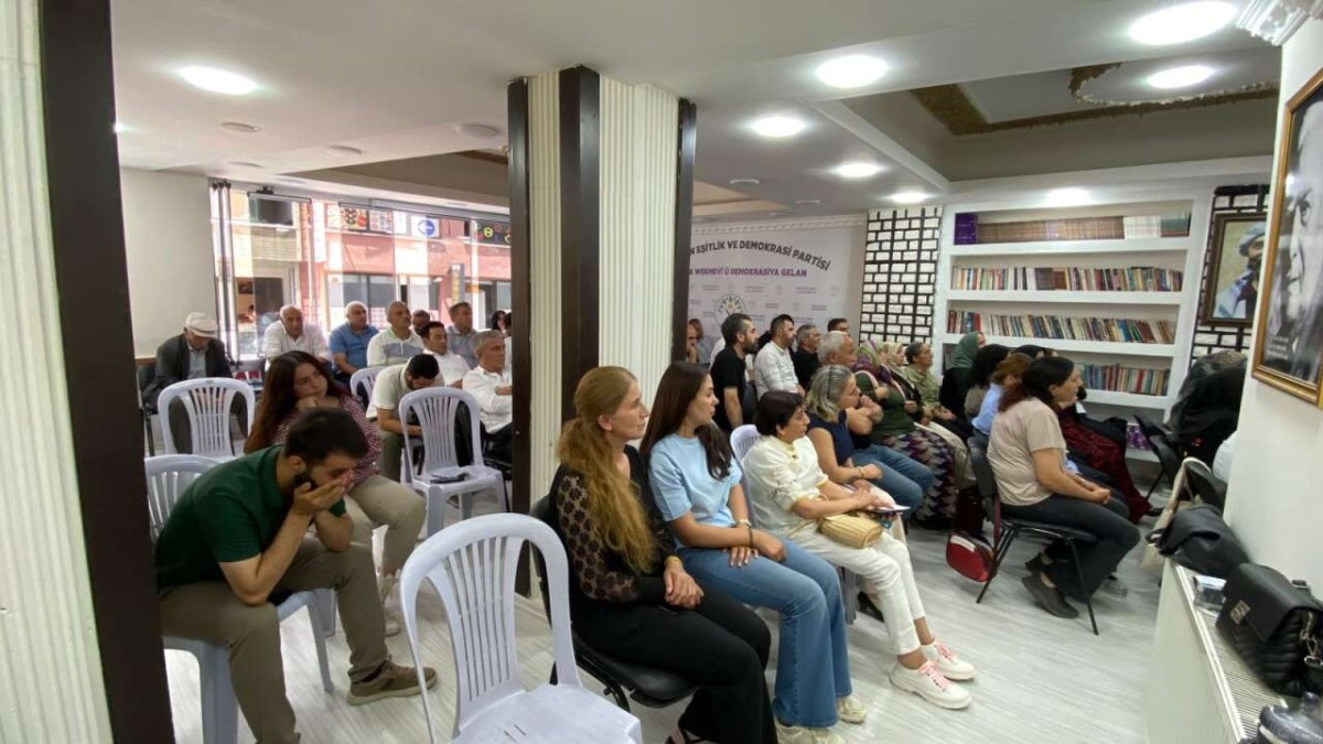 DEM Parti Hakkari İl Örgütü'nden Meclis'teki Çerçeve Yasa Sonrası Dev Toplantı