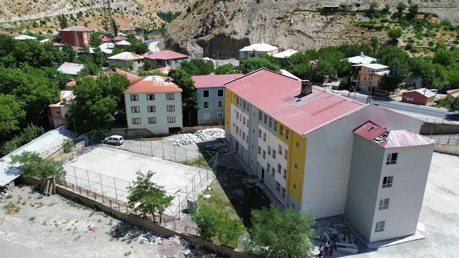Hakkari’de Velilerin Okul Çilesi Sosyal Medyaya Taşındı: 4 Yıldır İnşaat Halindeki Okul İçin Milli Eğitim’den Yasal İşlem Uyarısı!