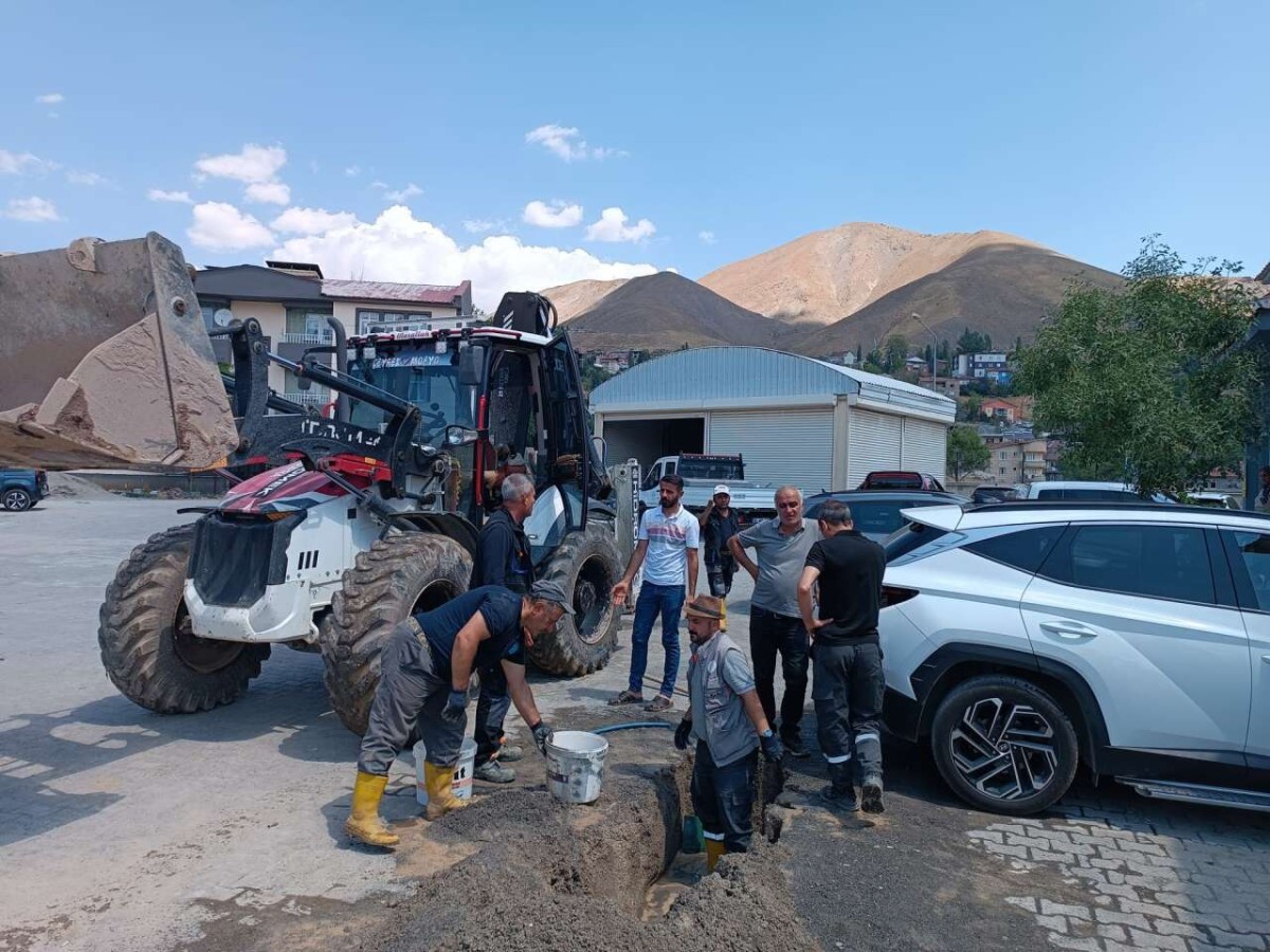Hakkari'de Su Arızalarına Gece Gündüz Müdahale: Ekipler Sahada