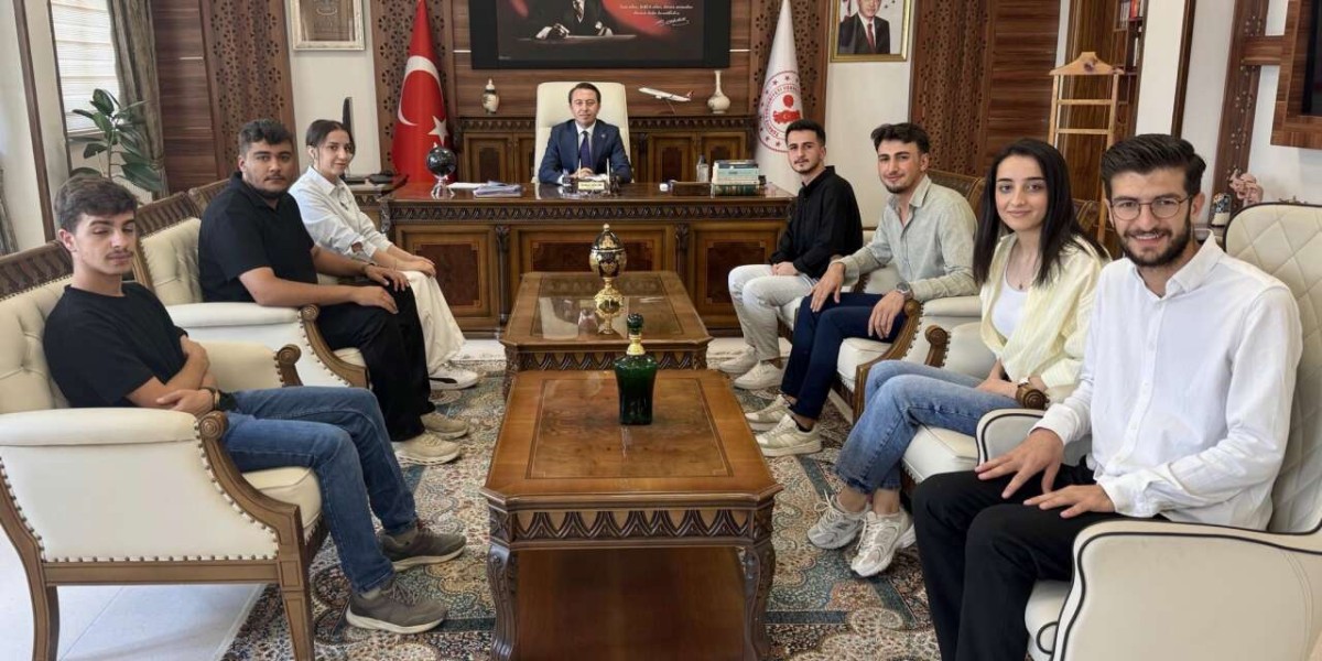 Yüksekova Kaymakamı Volkan Hülür Başarılı Öğrencileri Makamında Ağırladı