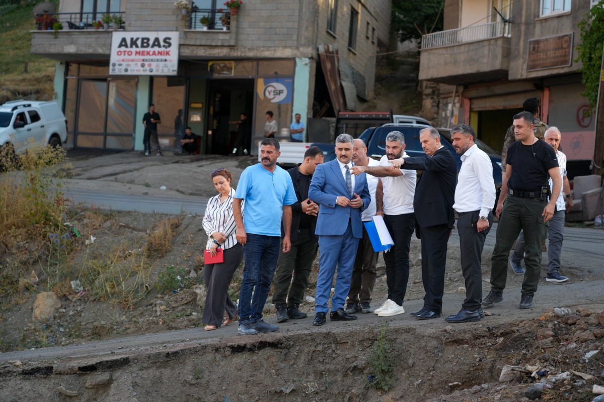 Hakkari’de 5 Mahalleye 12 Bin 421 Ton Asfalt: Vali Taşyapan Çalışmaları İnceledi