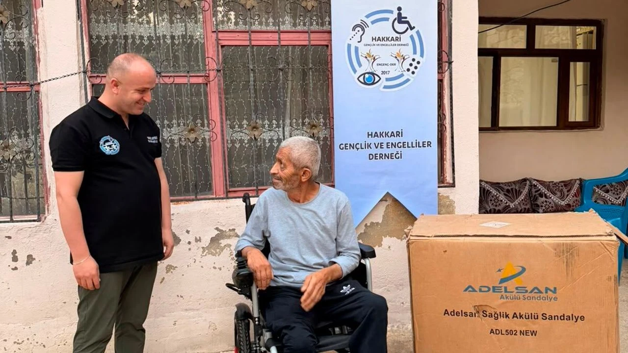 Hakkari’de Engelli Bireye Akülü Tekerlekli Sandalye Desteği