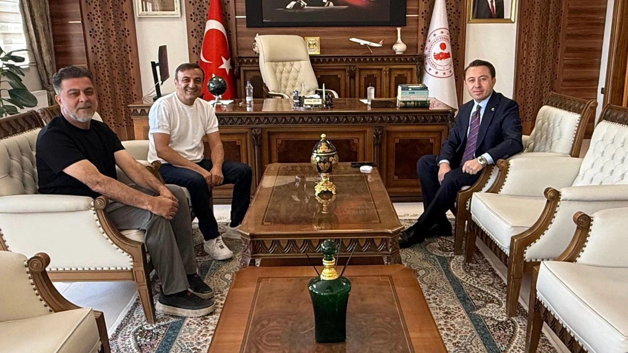 Hakkarili Sanatçı Ersin Korkut’tan Yüksekova Kaymakamı Volkan Hülür’e Ziyaret
