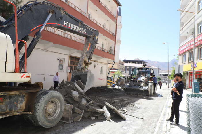 Hakkari’de yollar yenileniyor: Çarşı merkezinde asfalt çalışması başladı
