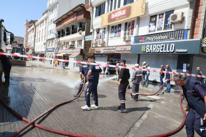 Hakkari Belediyesi Hafta Sonu Mesaisinde: Çarşı Merkezinde Asfalt ve Temizlik Çalışması