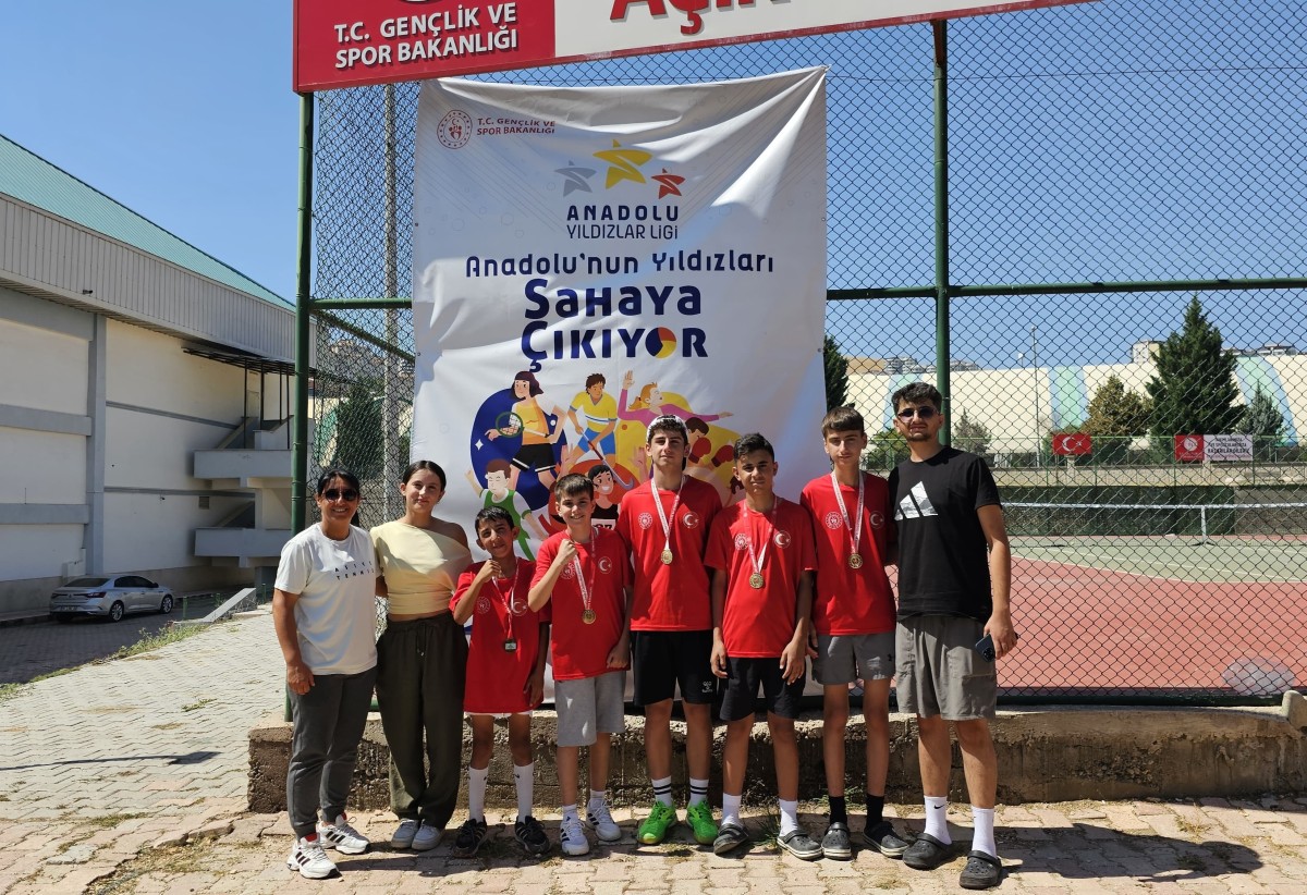 Hakkari Erkek Tenis Takımı ANALİG Yarı Finallerinde Şampiyon Oldu