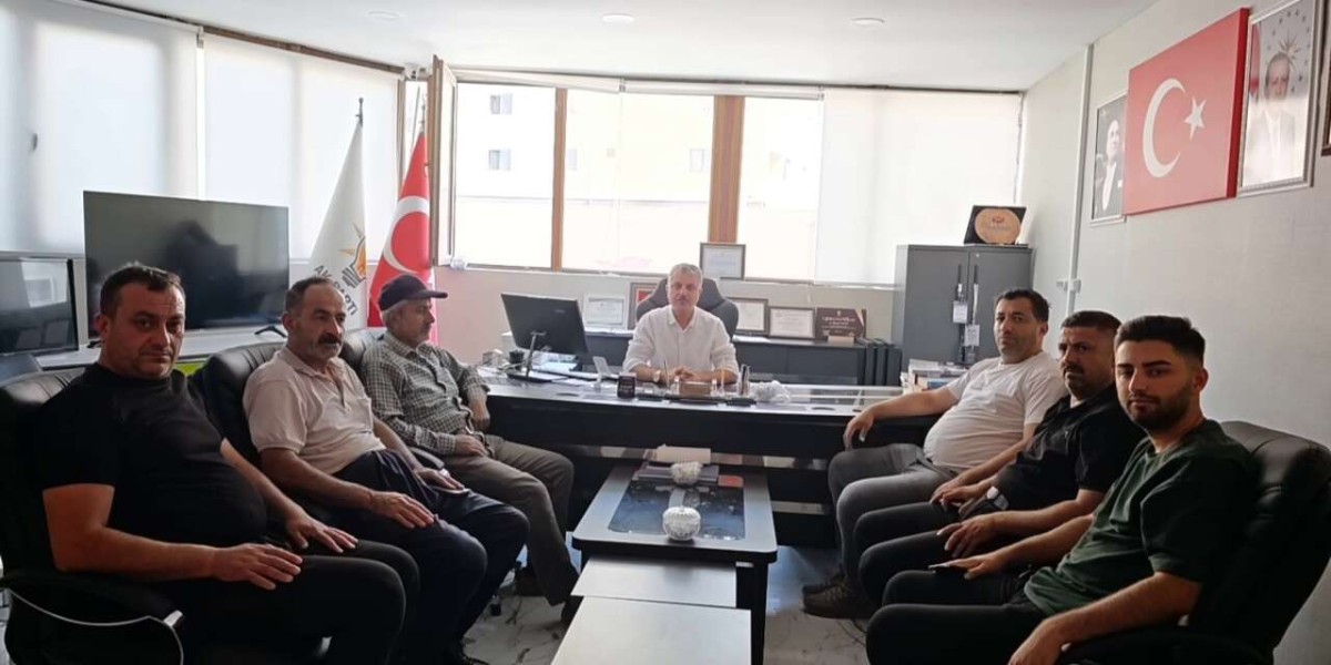 AK Parti Çukurca’da İstişare Toplantısı: Köy ve Mahalle Başkanları Bir Araya Geldi
