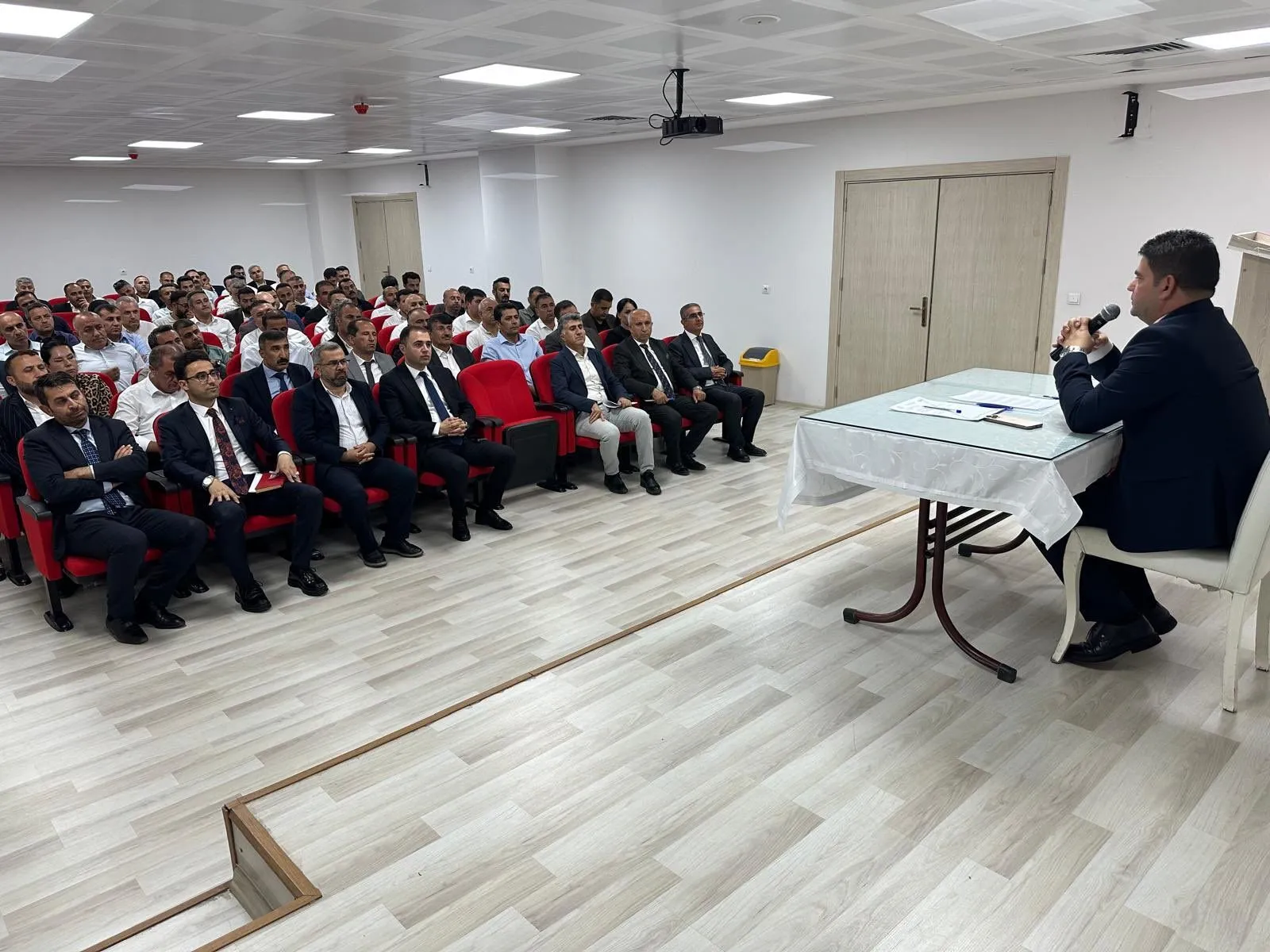 Yüksekova’da Eğitim Toplantısı: Yeni MEB Genelgesi ve Okul Güvenliği Ele Alındı