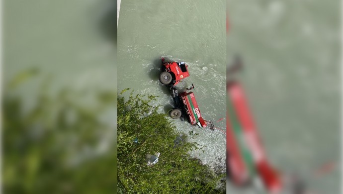 Hakkari'de Yangına müdahaleye giderken Zap Suyu’na düştüler: 3 personel yaralandı
