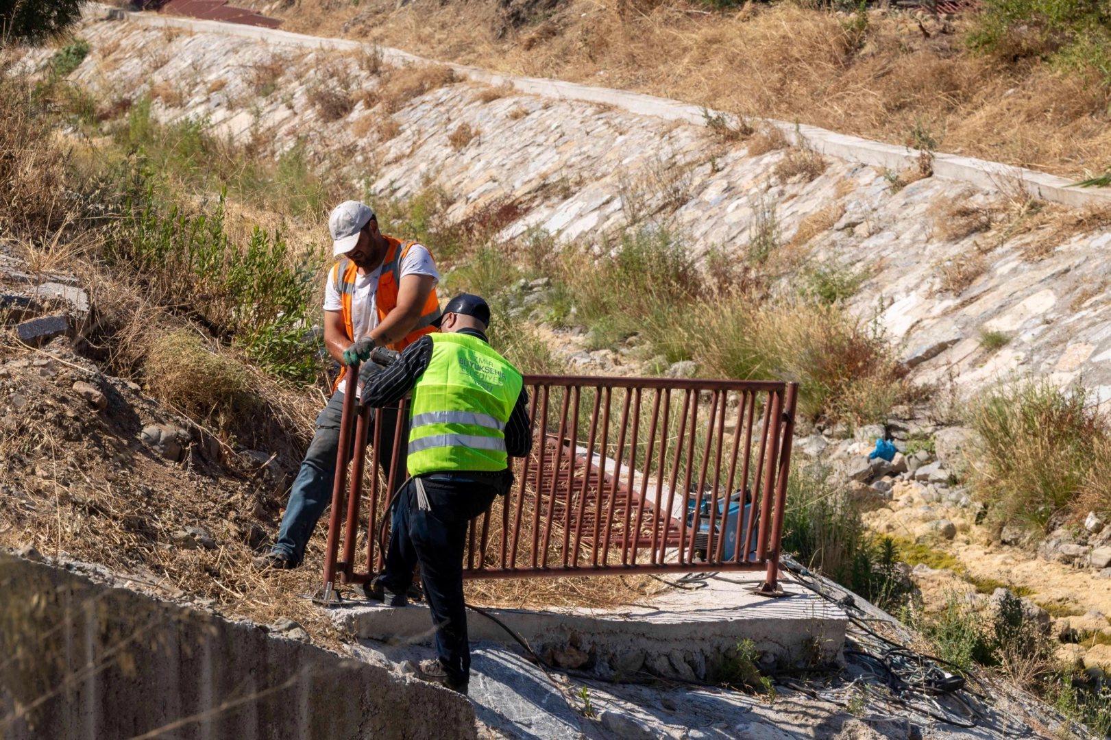 İzmir Büyükşehir Belediyesi Seferihisar'da Karakoç Deresi'ni Güçlendiriyor