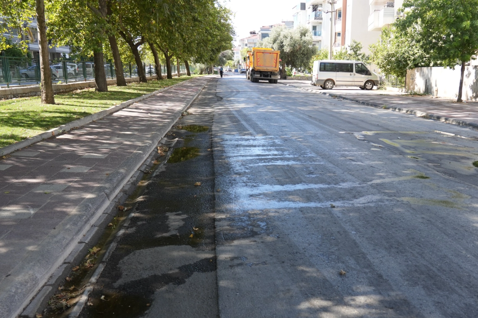 Milas Belediyesi Ahmet Yesevi Caddesi'nde Sıcak Asfalt Çalışmalarına Başladı