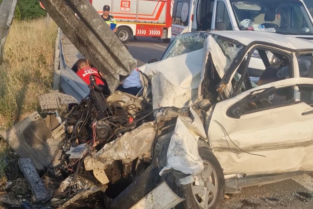Düzce Gişelerinde Bariyerlere Çarpan Otomobilde 3 Kişi Yaralandı
