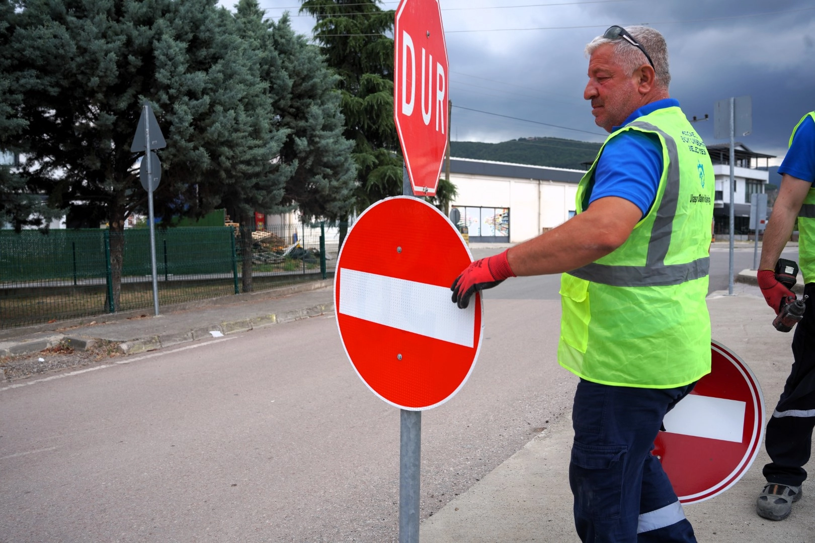 Kocaeli'de 6 Ayda 5 Binden Fazla Trafik Levhası ve Direği Yenilendi