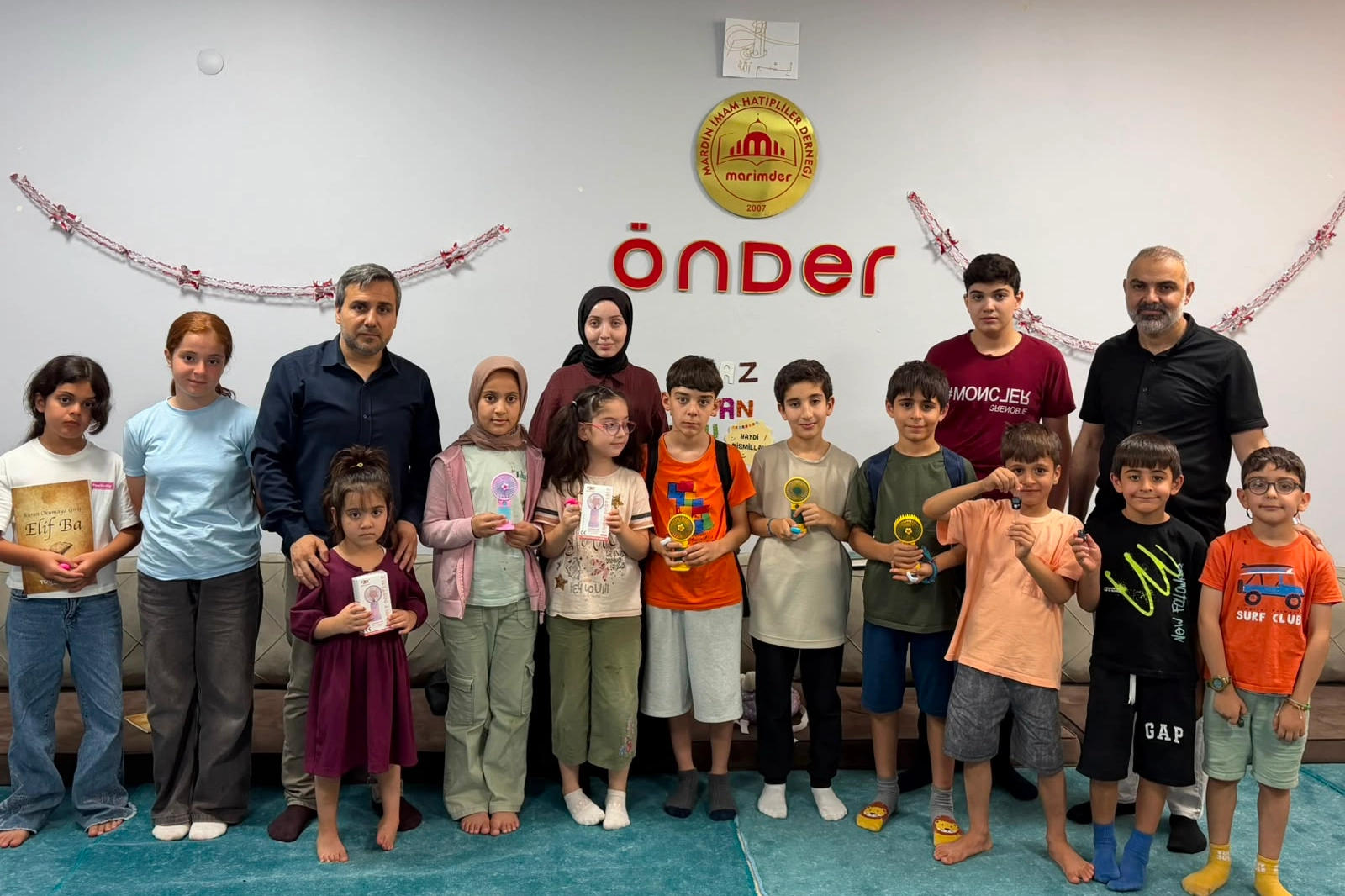 Mardin'de Yaz Kur'an Kursu Öğrencilerine Şarjlı El Pervanesi Hediyesi