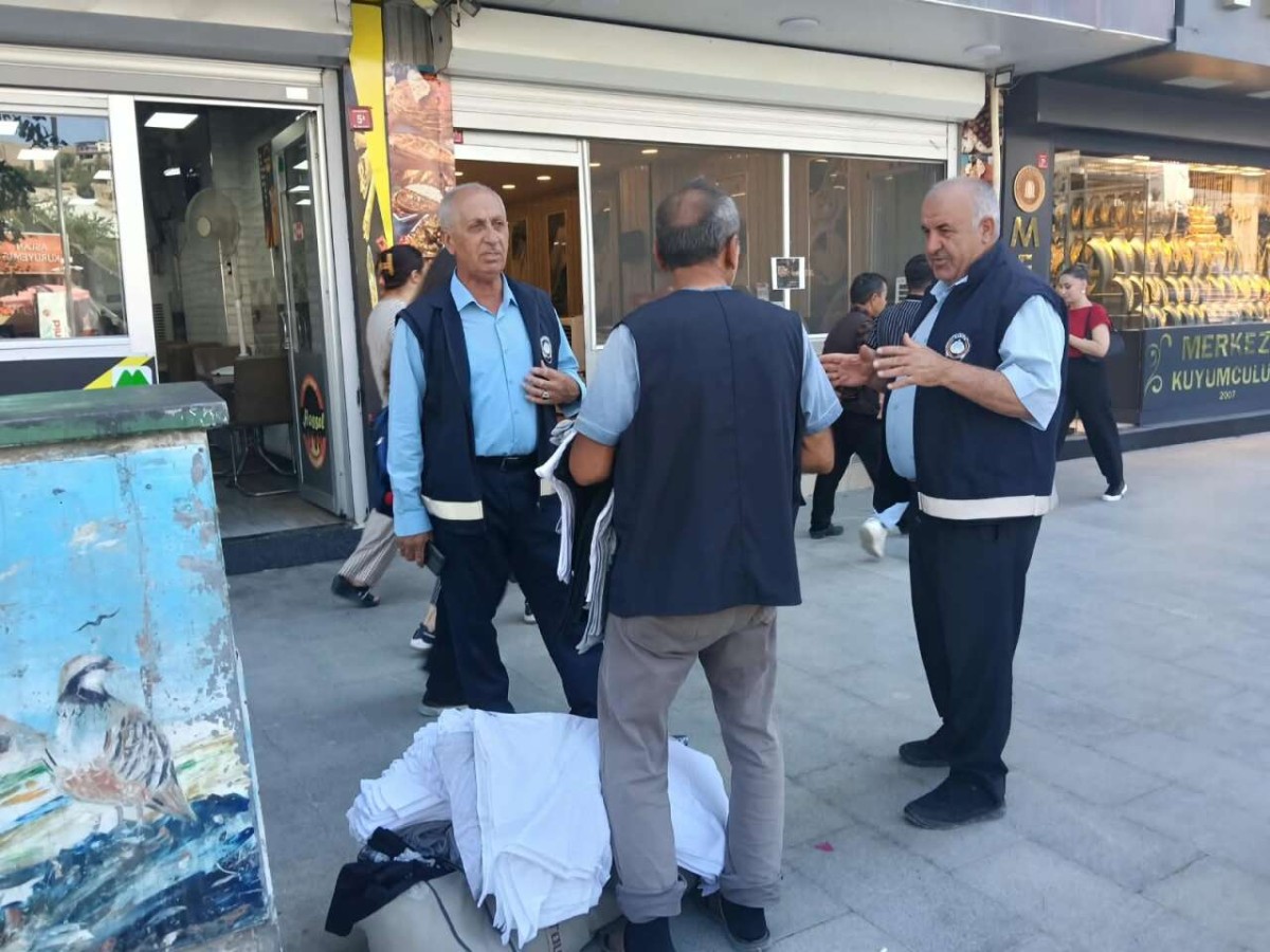 Hakkari’de zabıtadan seyyar satıcı denetimi: Tezgahlar kaldırıldı